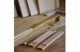 Fabrication d’un bâton de maréchal en atelier, d’un prototype de poteau pour l’aménagement des espaces d’accueil d’un centre social (p. 98 de ce numéro) et d’une maquette pour le luminaire L01. - Crédit photo : Récita  