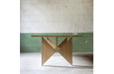 La table T06, en bois de chêne et plats en laiton. - Crédit photo : Récita  