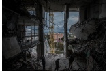  2 septembre 2022. Vue de la ville de Tchernihiv depuis un appartement bombardé en mars. - Crédit photo : SMUTK Alina
