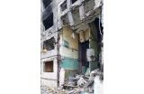  Au nord de kyiv, un projectile a détruit trois panneaux de mur extérieur et deux faux plafonds d’une cage d’escalier. - Crédit photo : © Raikov/TOB « MERGEL »  