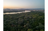 Vue aérienne du Danube avec Bratislava et les Petites Carpates en arrière-plan. La ville se développe en relation forte avec le fleuve. © Braňo Bibel - Crédit photo : ... ...