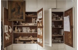 : les anciennes armoires de  l’appartement servent de lieu d’archivage  et d’exposition des maquettes de travail © Adrià Goula - Crédit photo : ... ...