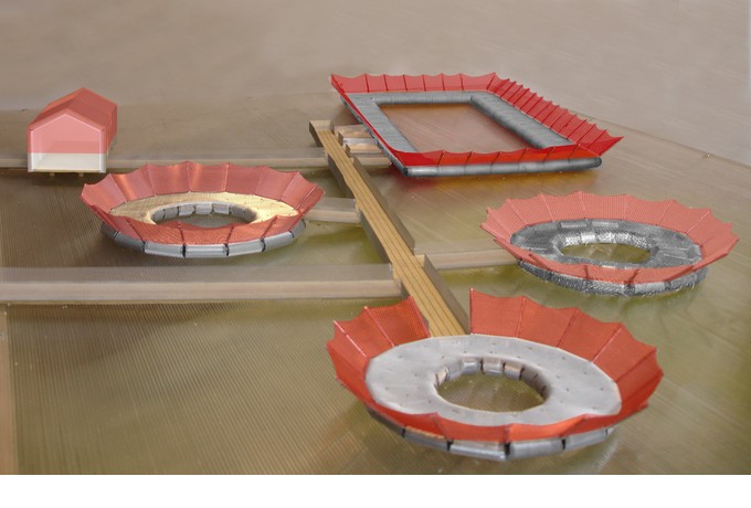 Schéma de l'aménagement du plan d'eau : des pontons mènent directement les baigneurs en eau claire, dans trois bassins équipés de garde-corps et de filets limitateurs de profondeur.