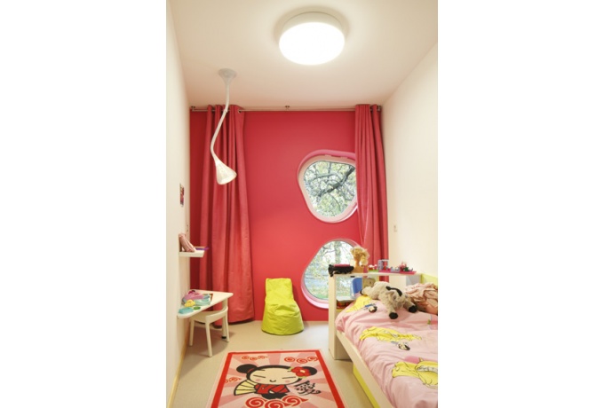 Chambre d'enfant avec des petites baies ouvrantes © Stephan Girard