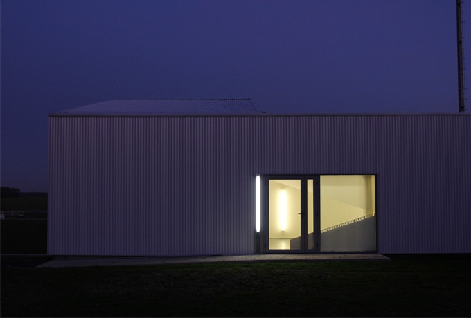 Vue nocturne de l'entrée du bâtiment © OWA<br/> Crédit photo : dr -