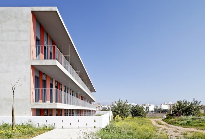 Social Housing Block, les balcons de la façade sud<br/> Crédit photo : GOULA Adria