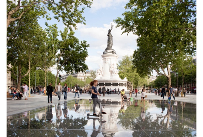 Un miroir d'eau, place la République, Paris.<br/> Crédit photo : GUILLAUME Clément