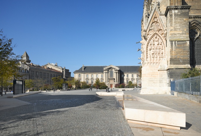 Parvis de la cathédrale de Reims<br/> Crédit photo : HALBE  Roland 