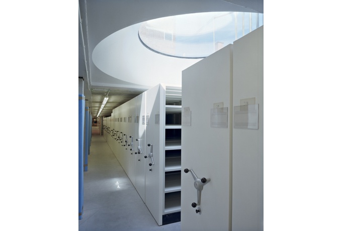 La nappe souterraine contenant les archives inaccessibles au public et son puits de lumière, imaginé par Richard Venlet dans le cadre du 1 % artistique.<br/> Crédit photo : FAIVRE Maud