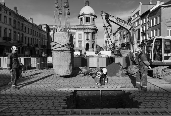 L’installation Moment – Point zéro, de Joëlle Tuerlinckx, est un monolithe de pierre bleue du Hainaut enterré sous la place.<br/> Crédit photo : PLISSART Marie-Françoise