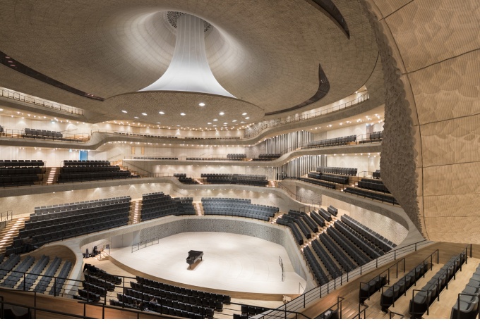 Envisagée comme un paysage escarpé, la grande salle philharmonique de 2 100 places en vignoble est caractérisée par une homogénéité de traitement.<br/> Crédit photo : BAAN Iwan