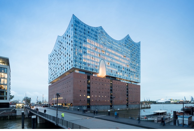 Bordée par l’Elbe sur trois de ses côtés, l’Elbphilharmonie conçue par Herzog & De Meuron est située dans le nouveau quartier d’HafenCity, dont elle constitue la figure de proue.<br/> Crédit photo : BAAN Iwan