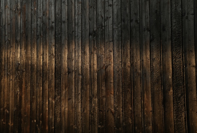 En façade, le bois brûlé donne une épaisseur nouvelle, du reflet et du mouvement à ce matériau.<br/> Crédit photo : Lucas Bonnel -