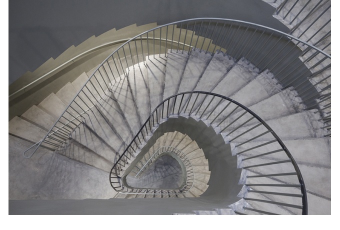 L’escalier à double vis, presque baroque, qui dessert les ateliers.<br/> Crédit photo : VAN DE VELDE Tim