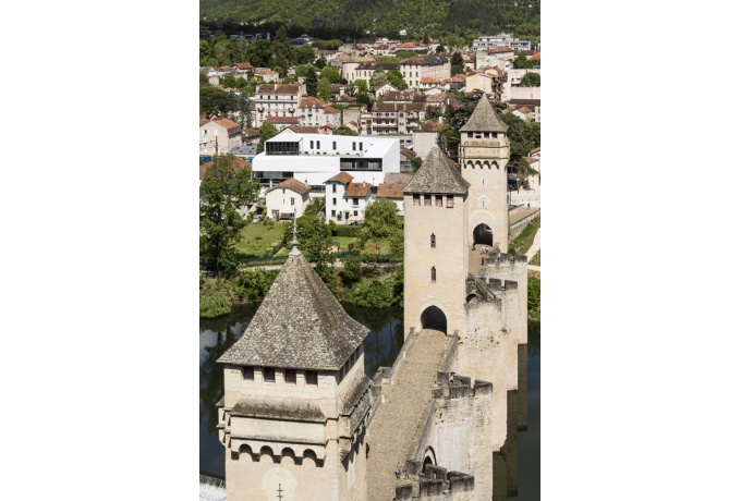 L'édifice s'ouvre sur le contexte de la ville de Cahors, son histoire et son paysage.<br/> Crédit photo : BOEGLY Luc