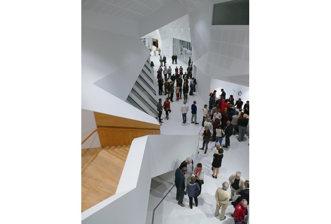 La grande galerie est un lieu d'échange, de regroupement, un foyer.<br/> Crédit photo : Sabadel Véronique