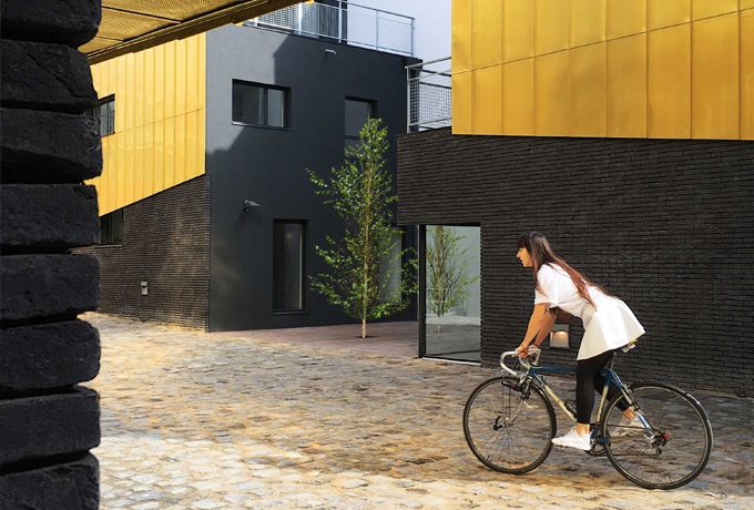 L'intention architecturale est avant tout sociale : réinventer une cour urbaine partagée par tous les habitants tout en individualisant chaque pas de porte.<br/> Crédit photo : Metek -