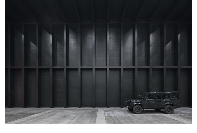 Intérieur noir des grands halls : les murs s'effacent devant l'animation des spectacles ou expositions<br/> Crédit photo : PINJO Faruk