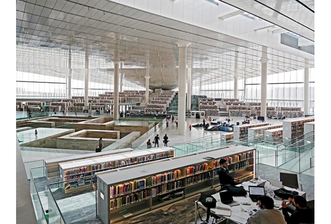 Intérieur de la bibliothèque : à l'image d'un grand paysage urbain scandé de rayonnages