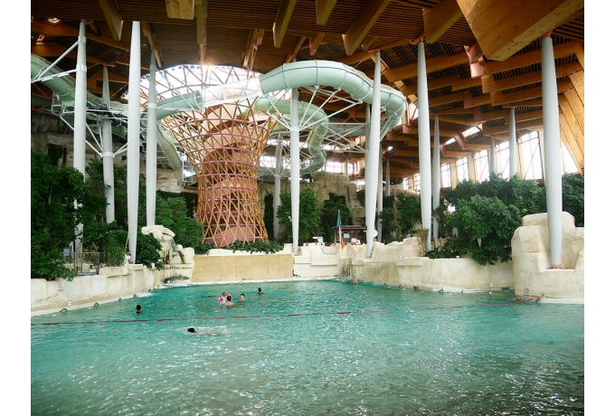 Vue intérieure de la piscine et des toboggans qui s'enchevêtrent autour de la colonne centrale<br/> Crédit photo : CAILLE Emmanuel