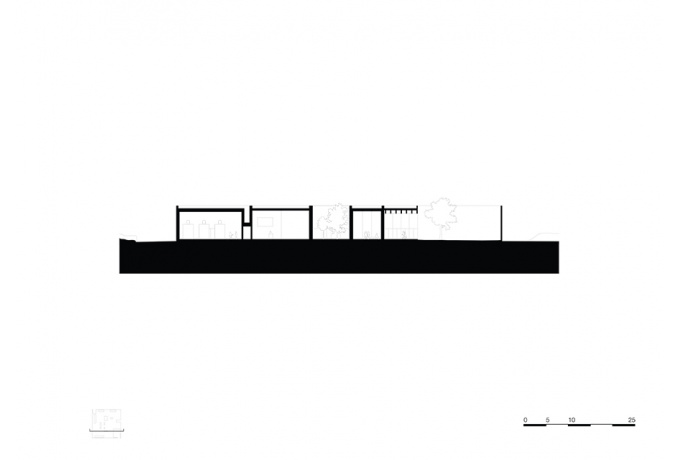 Coupe transversale sur les trois bandes programmatiques (de gauche à droite : l’infrastructure d’incinération, les salles de cérémonies et la cafétéria).