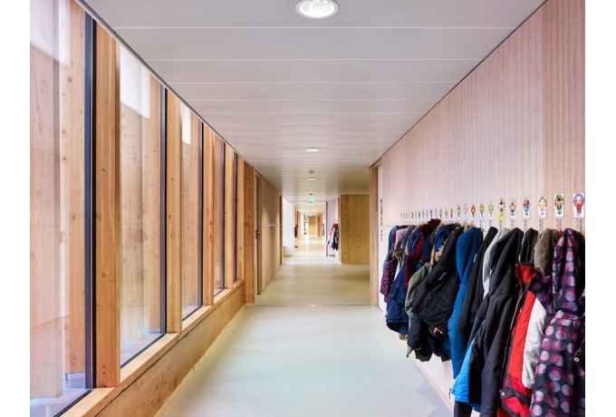Couloir de desserte des salles de classe, et quelques manteaux<br/> Crédit photo : DOLMAIRE Kévin