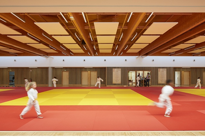 Vue intérieure du Dojo avec judokas<br/> Crédit photo : MERCUSOT Antoine