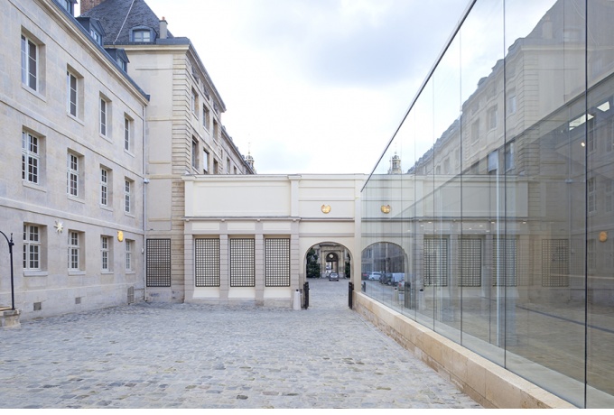 Le mur de séparation entre l'Académie et la Monnaie : double vitrage composé de hauts panneaux sans menuiserie<br/> Crédit photo : DEMAILLY Serge