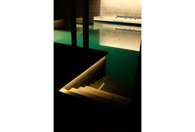 La piscine sans vagues et le jeu hallucinant des reflets<br/> Crédit photo : Atelier Franck Hammoutène