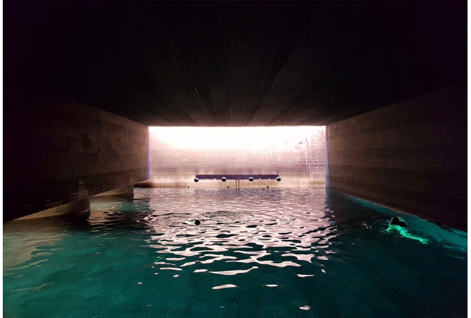 La piscine sombre et son mur lumineux<br/> Crédit photo : Atelier Franck Hammoutène