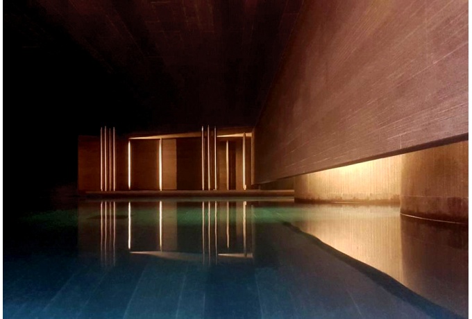La piscine vue depuis la faille de lumière<br/> Crédit photo : Atelier Franck Hammoutène