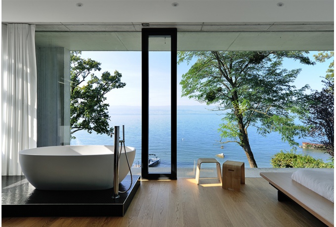 Une chambre, une baignoire et la mer<br/> Crédit photo : SAILLET Érick