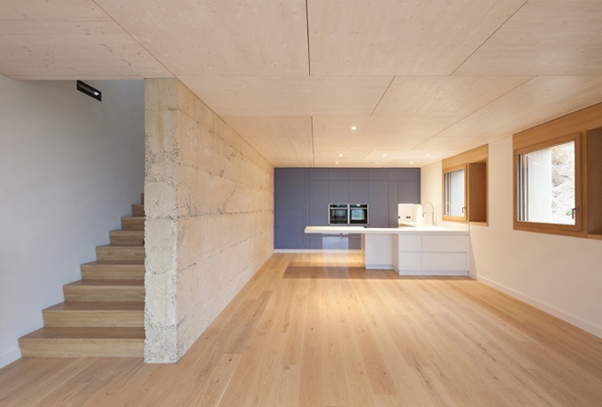 L'intérieur, du chêne pour les menuiseries et les parquets, d'épicéa blanchi pour les plafonds<br/> Crédit photo : RICOLLEAU Jérome 