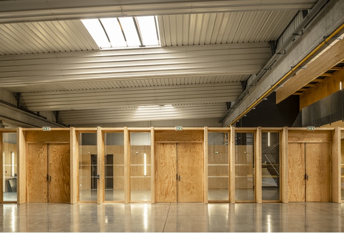 Réhabilitation d'un bâtiment de stockage en complexe enseignement et sport, V2S Architectes<br/> Crédit photo : MILLE Sylvain