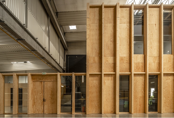 Réhabilitation d'un bâtiment de stockage en complexe enseignement et sport, V2S Architectes<br/> Crédit photo : MILLE Sylvain
