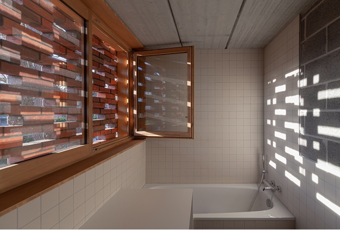 La salle de bain côté sud avec le mur de briques à claire-voie.<br/> Crédit photo : Vincent Paul