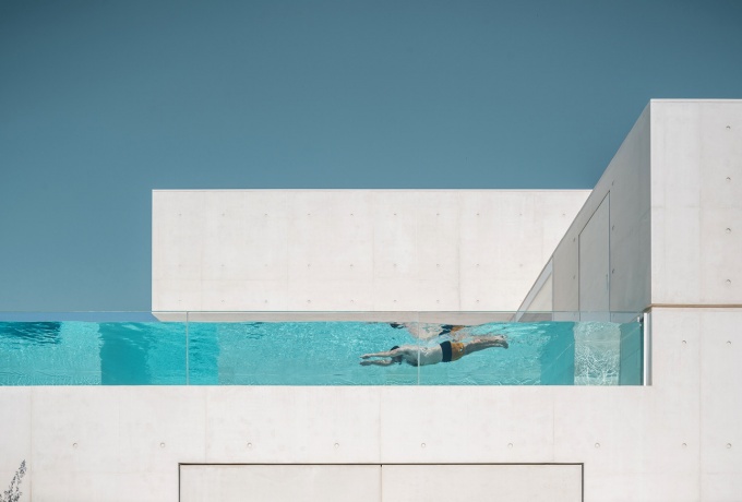 La piscine vitrée en encastré dans le socle de la résidence secondaire.  <br/> Crédit photo : ABOUDARAM Stéphane