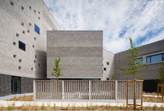 La façade arrière, dont les blocs fragmentés rappellent les compositions d'Alver Aalto<br/> Crédit photo : SHIMMURA Takuji 
