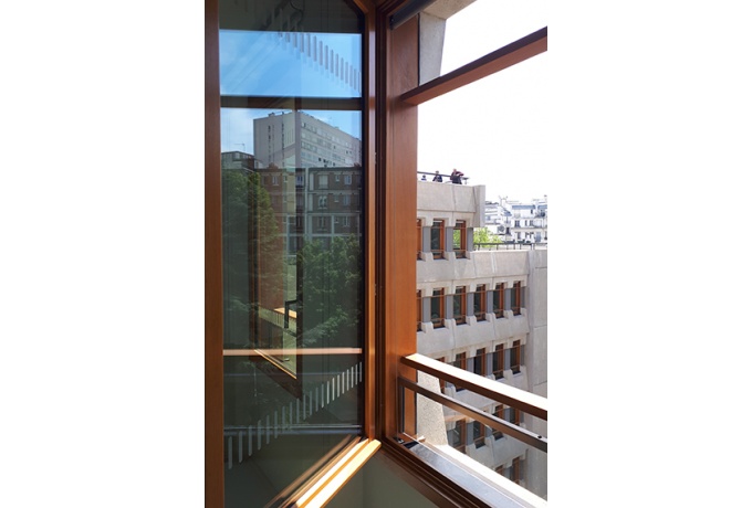 Réinterprétation des fenêtres, menuiseries en chêne avec vantail ouvrant toute hauteur<br/> Crédit photo : CANAL Architecture  -