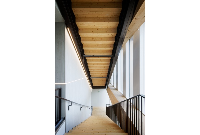 Ensemble de bureaux en structure bois, Saint-Denis (93). ChartierDalix<br/> Crédit photo : GHARBI Camille