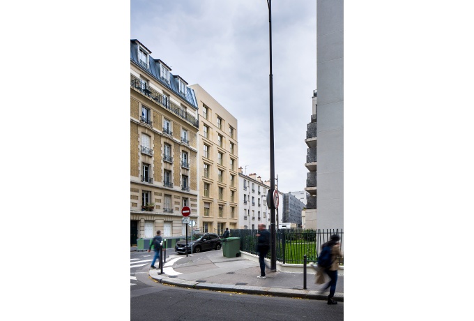 L’immeuble s’inscrit dans le paysage urbain hétérogène de la rue des Cévennes à Paris<br/> Crédit photo : Callejas Javier
