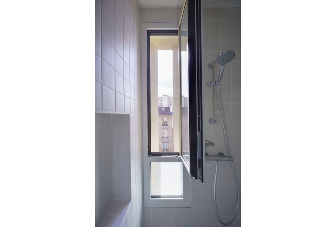 La salle de bains dispose d’une fenêtre-meurtrière côté sud, dans la cabine de douche<br/> Crédit photo : Callejas Javier