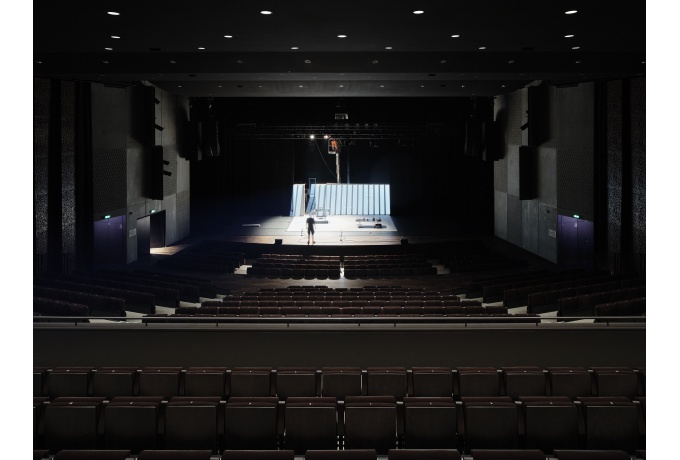 Salle en configuration théâtre<br/> Crédit photo : SHIMMURA Takuji 