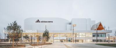 L’ADIDAS Arena : une vêture argentée en ALUCOBOND® durable et 100% recyclable